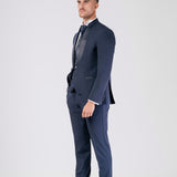Traje de novio con cuello mao y detalles de raso en el cuello Azul claro