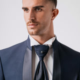 Traje de novio con cuello mao y detalles de raso en el cuello Azul claro