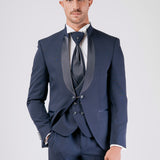 Traje de novio con cuello mao y detalles de raso en el cuello Azul claro