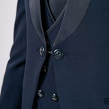 Traje de novio con cuello mao y detalles de raso en el cuello Azul claro