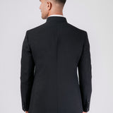 Traje de novio con cuello coreano y detalles de satén en el cuello.