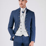 Traje de novio de cuello coreano azul con botones joya en el cuello