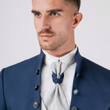 Traje de novio de cuello coreano azul con botones joya en el cuello