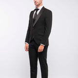 Esmoquin negro total con cuello de pico