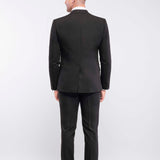 Esmoquin negro total con cuello de pico