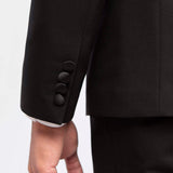 Esmoquin negro total con cuello de pico