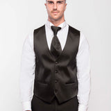 Esmoquin negro total con cuello de pico