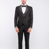 Esmoquin negro total con cuello de pico